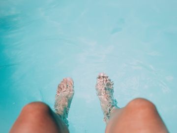 Piernas en la piscina