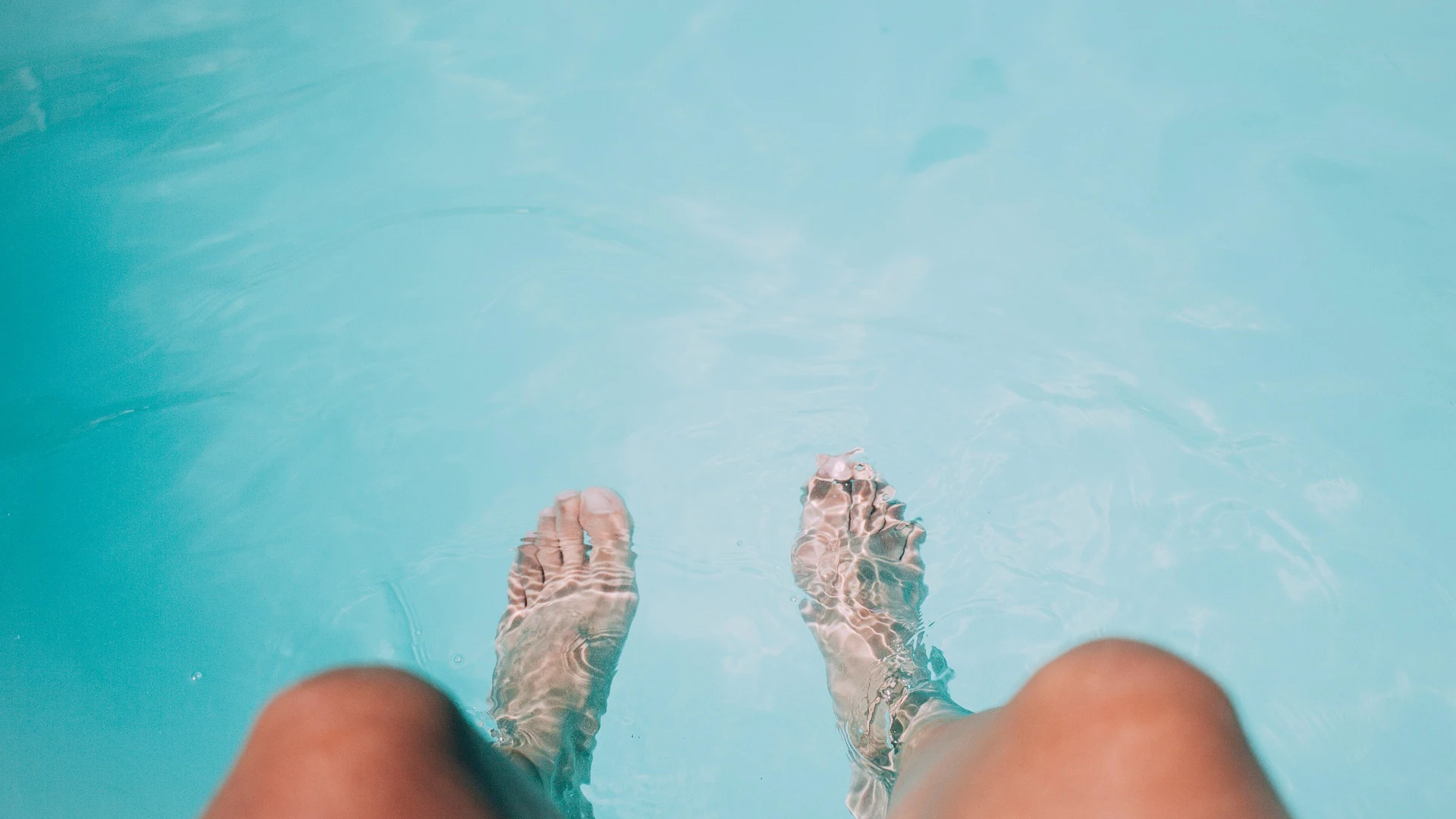 Piernas en la piscina