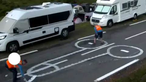 Los operarios del Tour, atareados Los operarios del Tour, atareados