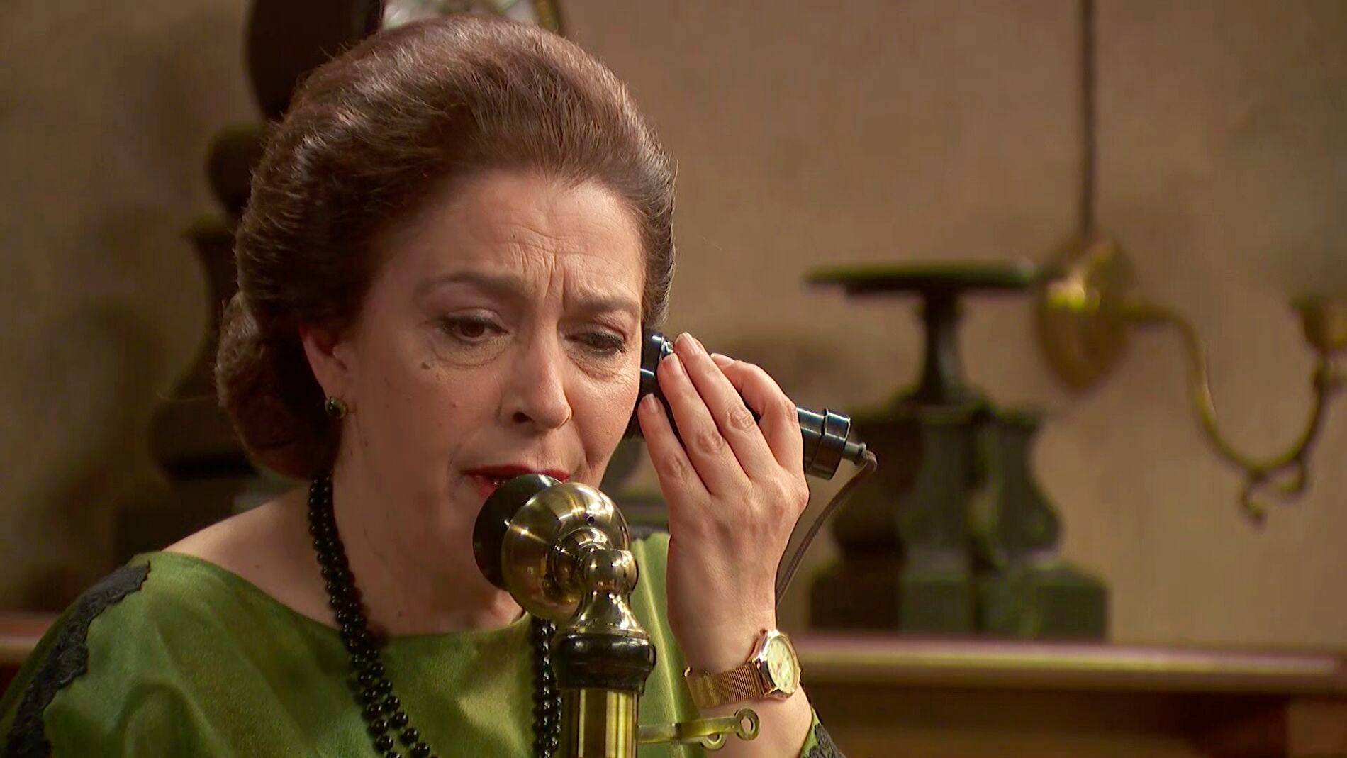 'El secreto de Puente Viejo': La importante llamada del abogado a Francisca que lo cambiar&aacute; todo