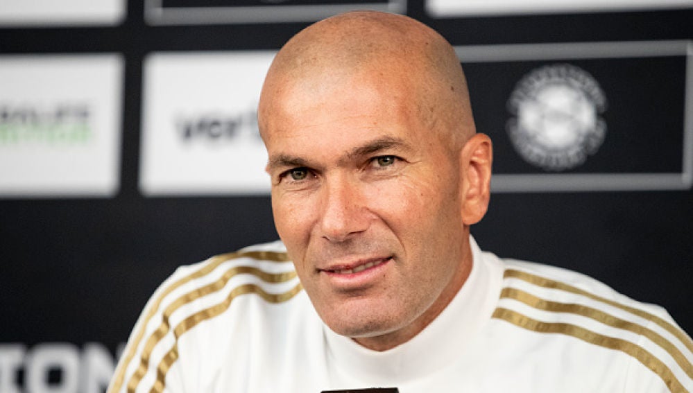 Zidane compareciendo en rueda de prensa