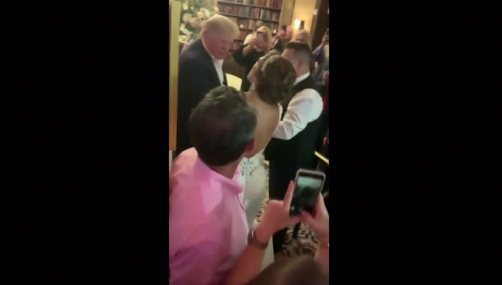 Trump se cuela en una boda en su club de golf en Nueva Jersey