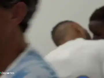 El 'furtivo' beso en la boca de Payet a Sarr antes de un partido: ¡ojo a su reacción! El 'furtivo' beso en la boca de Payet a Sarr antes de un partido: ¡ojo a su reacción!