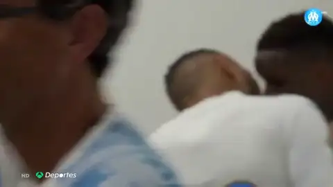 El 'furtivo' beso en la boca de Payet a Sarr antes de un partido: ¡ojo a su reacción! El 'furtivo' beso en la boca de Payet a Sarr antes de un partido: ¡ojo a su reacción!