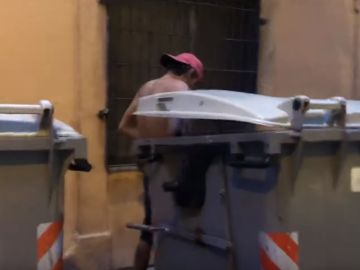 Sexo entre contenedores: un vecino graba la escena y denuncia la degradación del barrio de la Barceloneta