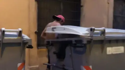Sexo entre contenedores: un vecino graba la escena y denuncia la degradación del barrio de la Barceloneta Sexo entre contenedores: un vecino graba la escena y denuncia la degradación del barrio de la Barceloneta