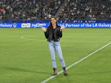 Alex Morgan es homenajeada antes de un partido de la MLS Alex Morgan es homenajeada antes de un partido de la MLS