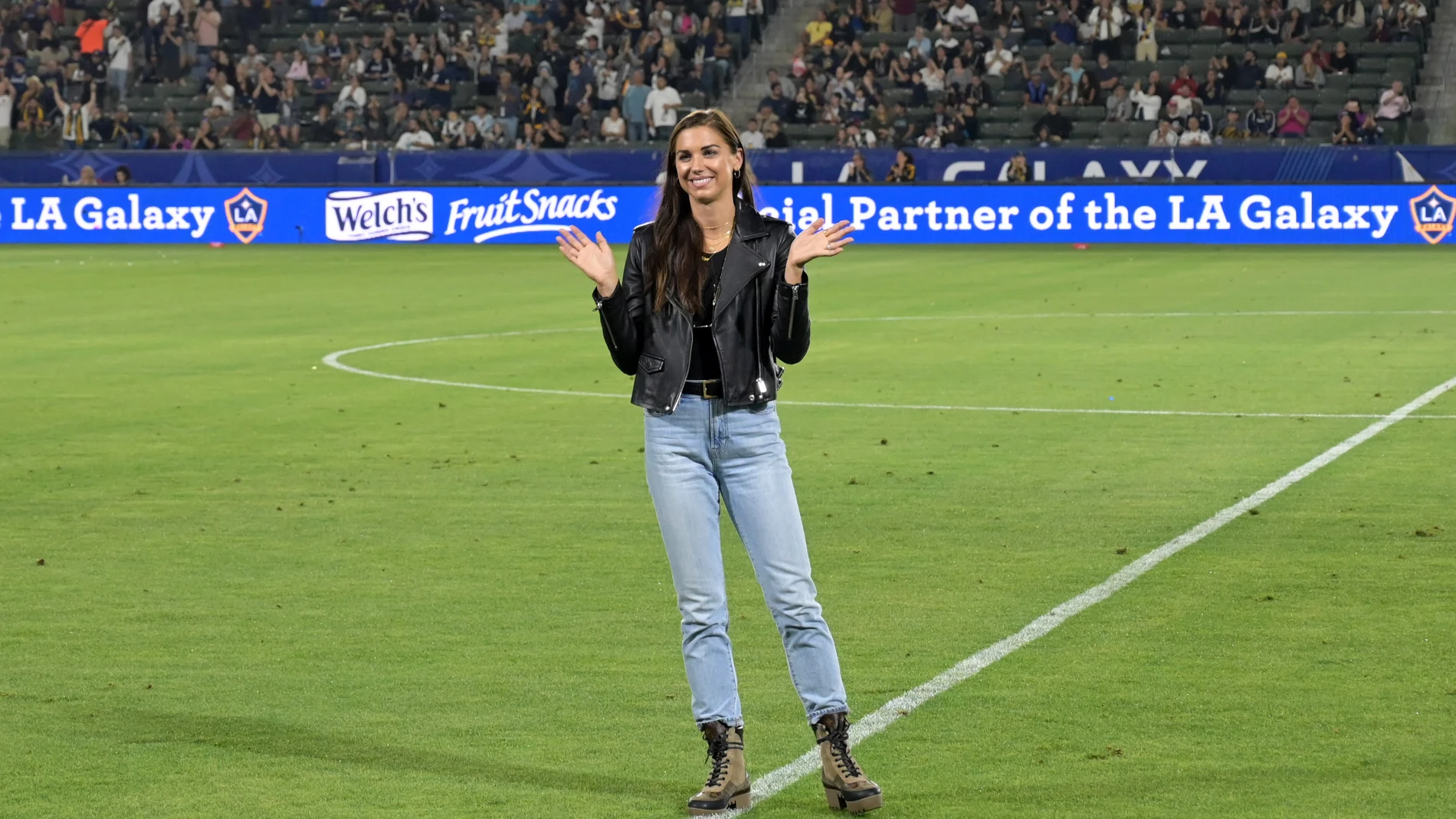 Alex Morgan es homenajeada antes de un partido de la MLS Alex Morgan es homenajeada antes de un partido de la MLS