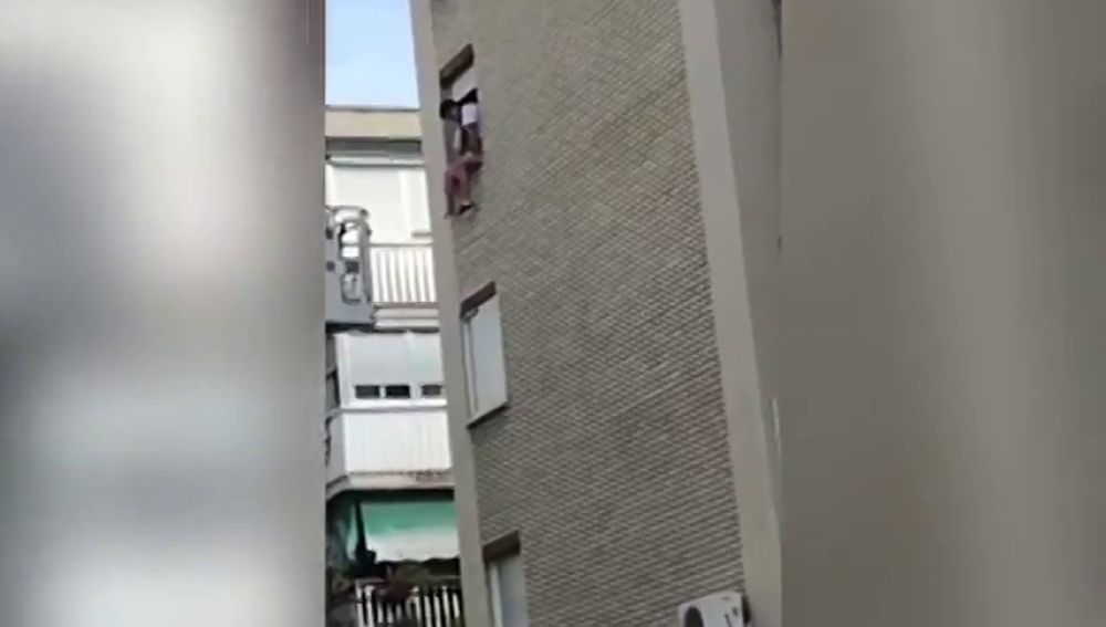 Tensión durante un desahucio en Parla: una mujer amenaza con saltar de la ventana de la vivienda
