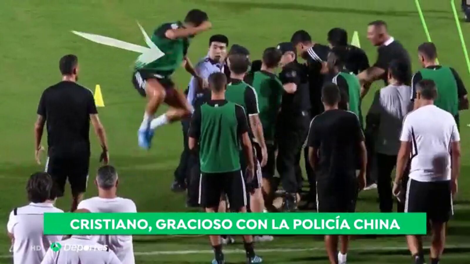 Cristiano gasta una broma a un policía chino saltando sobre él