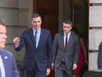Pedro Sánchez prepara con su equipo una nueva oferta a Podemos Pedro Sánchez prepara con su equipo una nueva oferta a Podemos