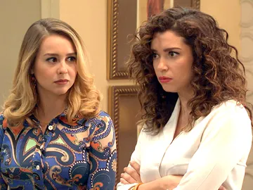 Amelia se enfrenta a Manolita por entrometerse en su relación con Luisita Amelia se enfrenta a Manolita por entrometerse en su relación con Luisita