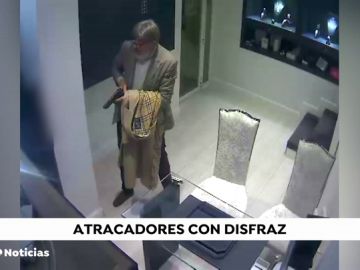 Dos atracadores de 60 y 64 años detenidos al intentar asaltar un banco: ya eran conocidos por la Guardia Civil Dos atracadores de 60 y 64 años detenidos al intentar asaltar un banco: ya eran conocidos por la Guardia Civil