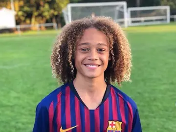 Simons abandona la Masía del Barça Simons abandona la Masía del Barça