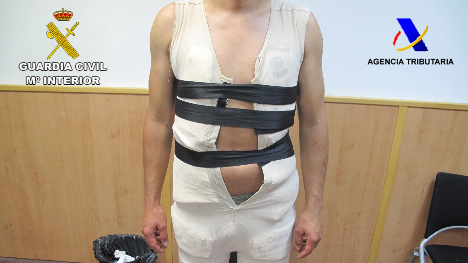Detenido en el aeropuerto de Barcelona por ocultar seis kilos de cocaína bajo una faja Detenido en el aeropuerto de Barcelona por ocultar seis kilos de cocaína bajo una faja