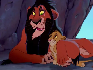 Scar junto a Simba en 'El Rey León' Scar junto a Simba en 'El Rey León'