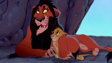 Scar junto a Simba en 'El Rey León'