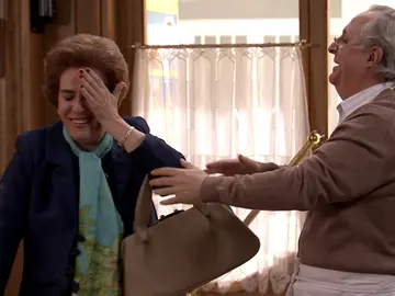 El golpe de Benigna durante la grabación, provoca las carcajadas de Pelayo El golpe de Benigna durante la grabación, provoca las carcajadas de Pelayo