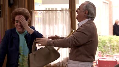 El golpe de Benigna durante la grabación, provoca las carcajadas de Pelayo