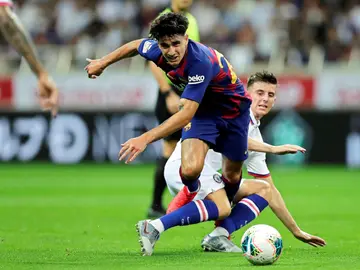 Alex Collado disputa un balón dividido Alex Collado disputa un balón dividido