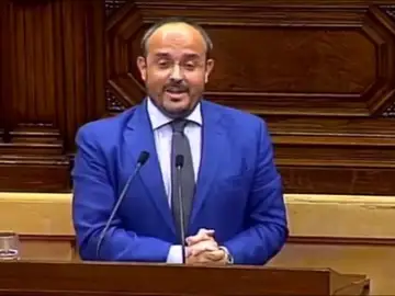 El presidente del PP le canta una canción de Manolo Escobar a Torra en el Parlament El presidente del PP le canta una canción de Manolo Escobar a Torra en el Parlament