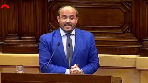El presidente del PP le canta una canción de Manolo Escobar a Torra en el Parlament El presidente del PP le canta una canción de Manolo Escobar a Torra en el Parlament