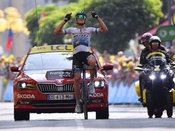 Matteo Trentin se hace celebra la victoria de la décimo octava etapa del Tour