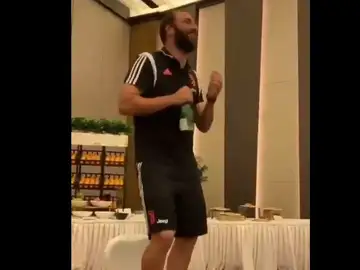 Higuain cantando el "Despacito" de Luis Fonsi Higuain cantando el "Despacito" de Luis Fonsi