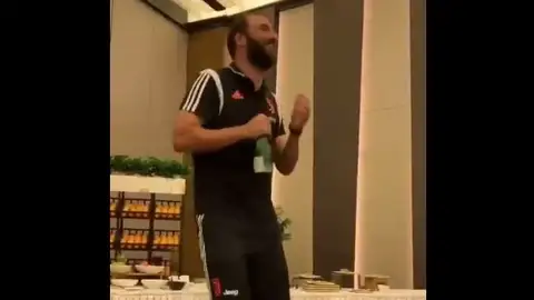 Higuain cantando el "Despacito" de Luis Fonsi Higuain cantando el "Despacito" de Luis Fonsi