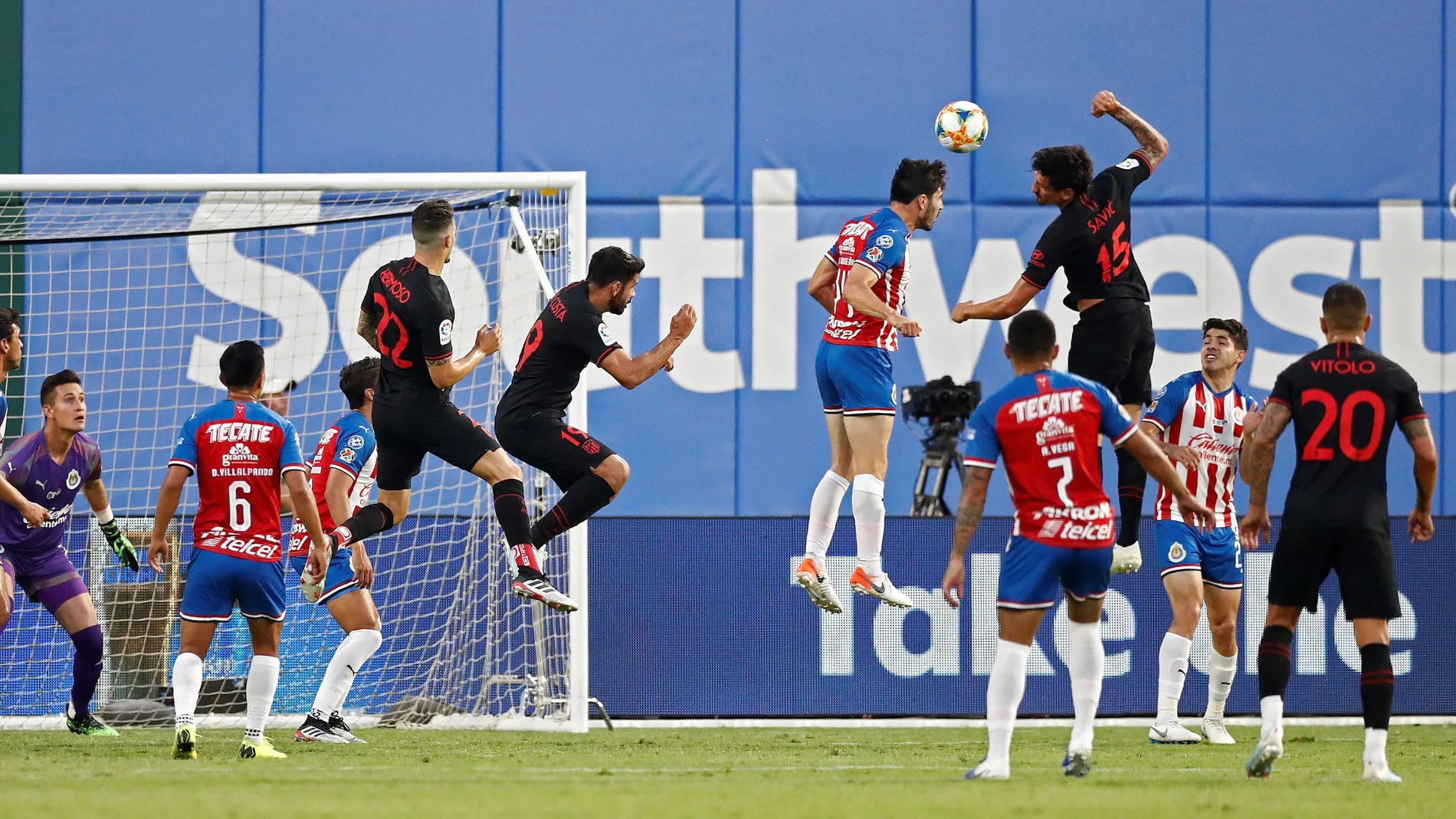 Jugadores del atleti y de las chivas disputan un balón aéreo Jugadores del atleti y de las chivas disputan un balón aéreo