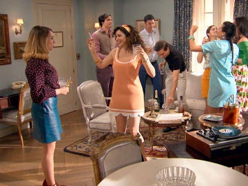 Amelia monta una fiesta en la suite del hotel para sorpresa de Luisita