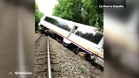 Un tren descarrila tras impactar contra varias vacas que atravesaban las vías entre Celorio y Poo Un tren descarrila tras impactar contra varias vacas que atravesaban las vías entre Celorio y Poo