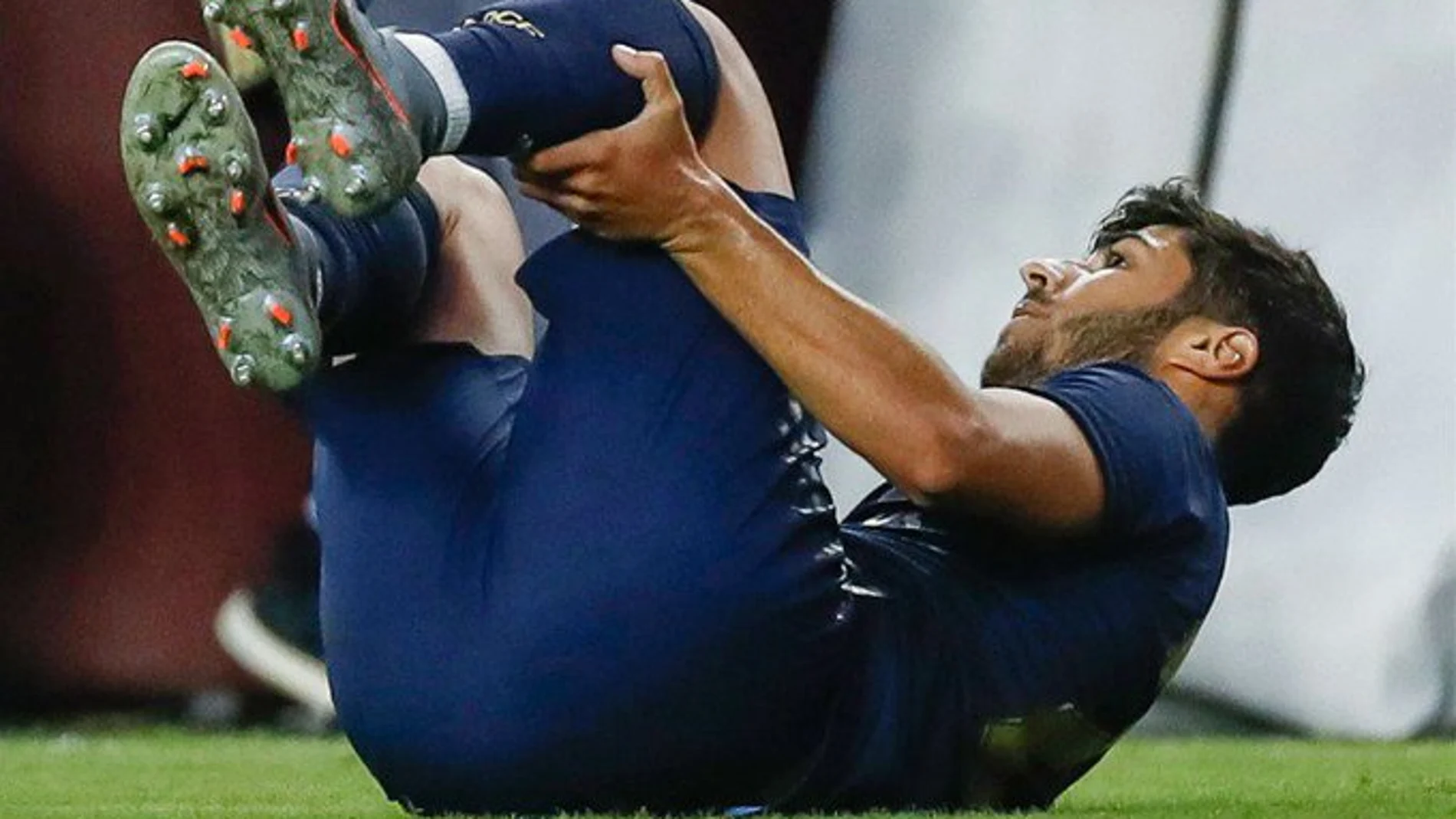 Asensio, tendido en el suelo Asensio, tendido en el suelo