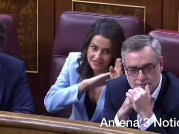 El comentado gesto de Inés Arrimadas durante el debate de investidura de Pedro Sánchez El comentado gesto de Inés Arrimadas durante el debate de investidura de Pedro Sánchez