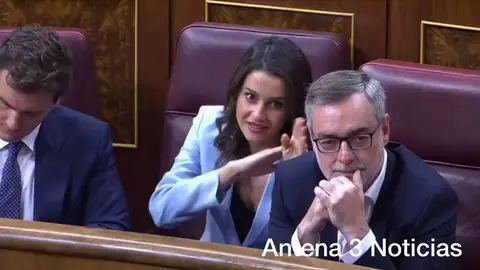 El comentado gesto de Inés Arrimadas durante el debate de investidura de Pedro Sánchez El comentado gesto de Inés Arrimadas durante el debate de investidura de Pedro Sánchez