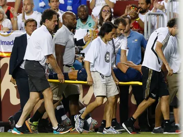 Marco Asensio abandona el terreno de juego en camilla Marco Asensio abandona el terreno de juego en camilla