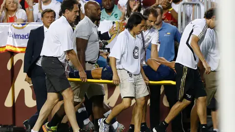 Marco Asensio abandona el terreno de juego en camilla Marco Asensio abandona el terreno de juego en camilla