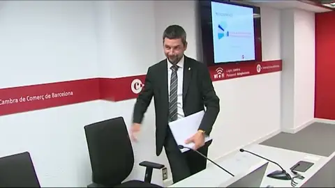 El presidente de la Cámara de Comercio de Barcelona se niega a responder preguntas en castellano El presidente de la Cámara de Comercio de Barcelona se niega a responder preguntas en castellano
