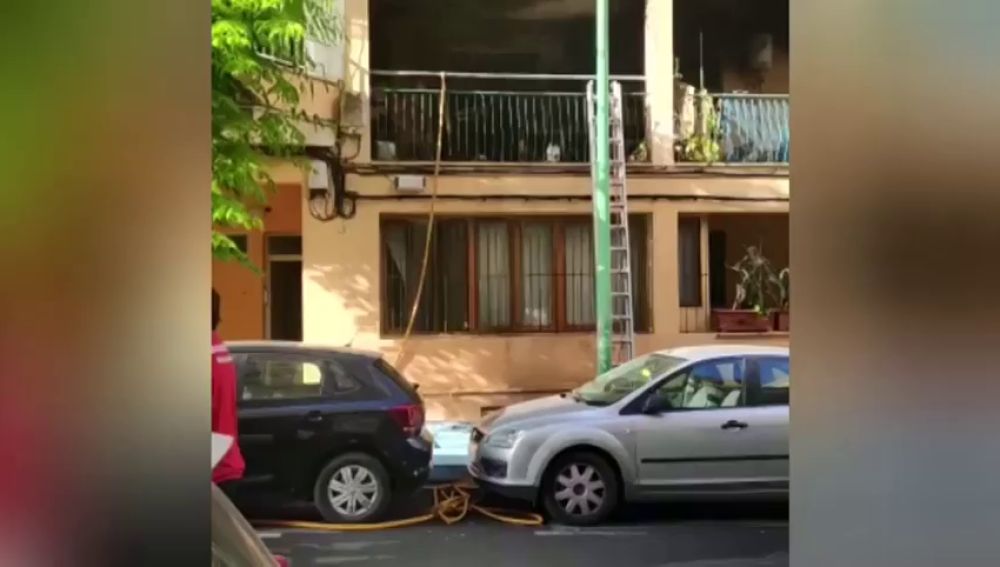 Cinco heridos, uno en estado crítico, por un incendio en un edificio en el Arenal (Mallorca)