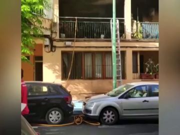 Cinco heridos, uno en estado crítico, por un incendio en un edificio en el Arenal (Mallorca)