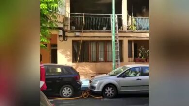 Cinco heridos, uno en estado crítico, por un incendio en un edificio en el Arenal (Mallorca)