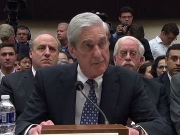 Exfiscal Robert Mueller, encargado de investigar la trama rusa, testifica por primera vez en el Congreso Exfiscal Robert Mueller, encargado de investigar la trama rusa, testifica por primera vez en el Congreso