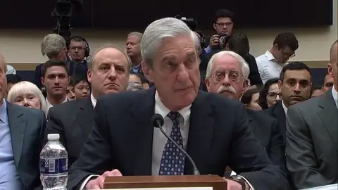 Exfiscal Robert Mueller, encargado de investigar la trama rusa, testifica por primera vez en el Congreso Exfiscal Robert Mueller, encargado de investigar la trama rusa, testifica por primera vez en el Congreso