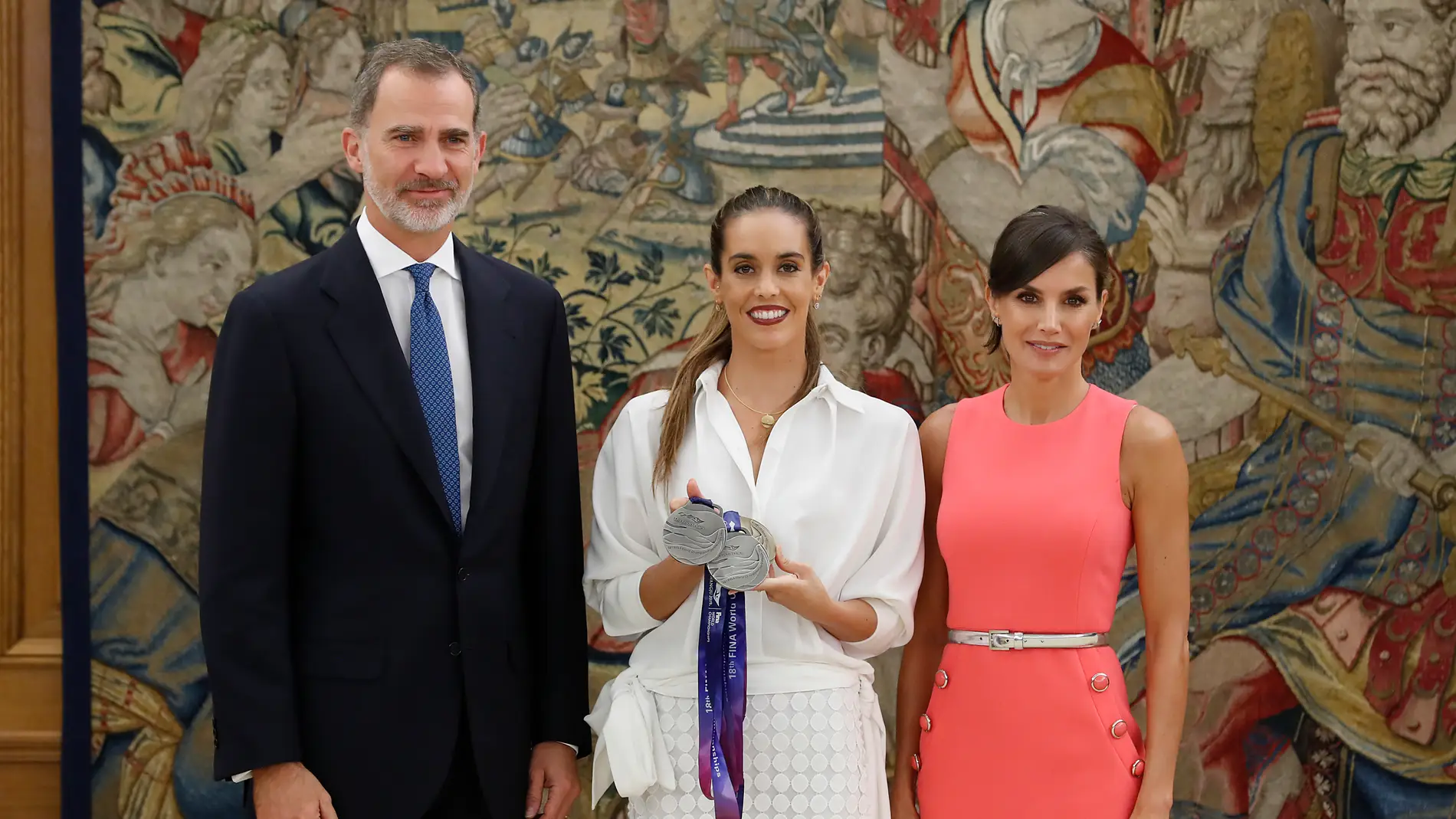 Ona Carbonell junto a los Reyes de España 