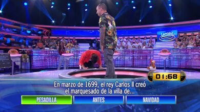 Silvia Abril se arrodilla ante un concursante en '¡Ahora caigo!'