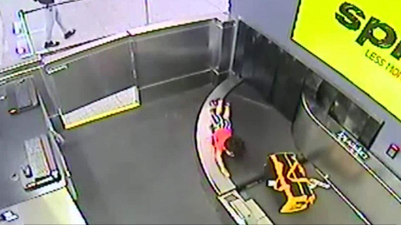 Graban a un niño siendo arrastrado por una cinta transportadora de maletas en el aeropuerto de Atlanta