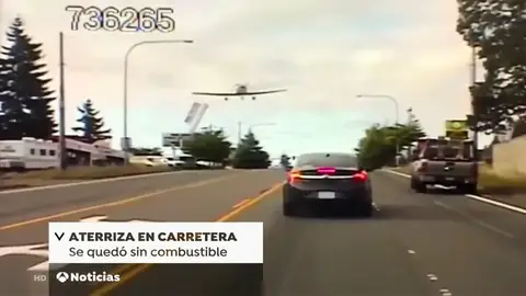 Una avioneta aterriza de emergencia en medio de una carretera Una avioneta aterriza de emergencia en medio de una carretera
