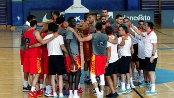 La selección masculina de baloncesto entrenando en el  pabellón Triangulo de oro en Madrid
