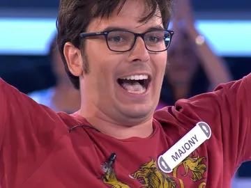 Un concursante de ¡Ahora caigo! a punto de caer por la trampilla tras un tropezón Un concursante de ¡Ahora caigo! a punto de caer por la trampilla tras un tropezón