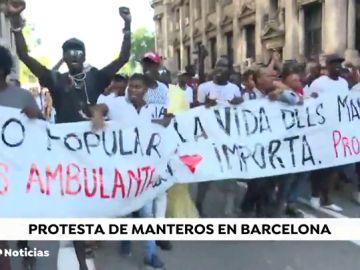 Los manteros de Barcelona se manifiestan por el "racismo institucional" que hay contra ellos Los manteros de Barcelona se manifiestan por el "racismo institucional" que hay contra ellos